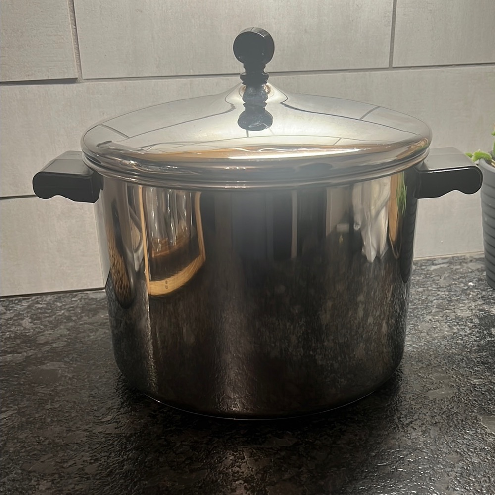 Farberware Vintage Black Stainless Steel Stock Pot with Lid. 8 QT Like new